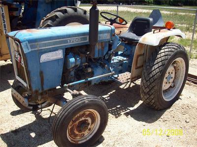 SALVAGE FORD NEW HOLLAND 1700 TRACTOR FOR PARTS GULF SOUTH EQUIPMENT SALES BATON ROUGE LOUISIANA