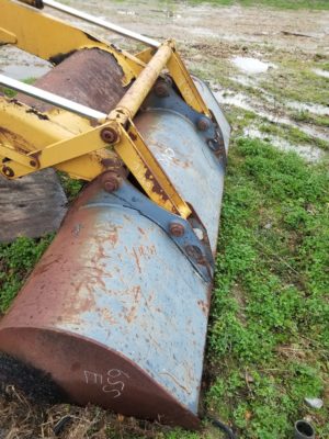 555E SERIES BACKHOE PIN-ON LOADER BUCKET, STANDARD GOOD USED TO PULL AND CHECK
