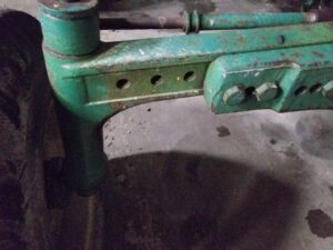 USED DEERE 2640 RIGHT HAND FRONT AXLE KNEE