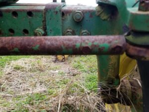 USED DEERE 4430 RIGHT HAND 2WD FRONT AXLE KNEE