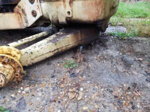 USED FORD 550 2WD FRONT AXLE, COMPLETE LESS CYLINDER