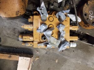 USED CASE 90XT SKID STEER LOADER HYDRAULIC VALVE (3-SPOOL PICTURED)