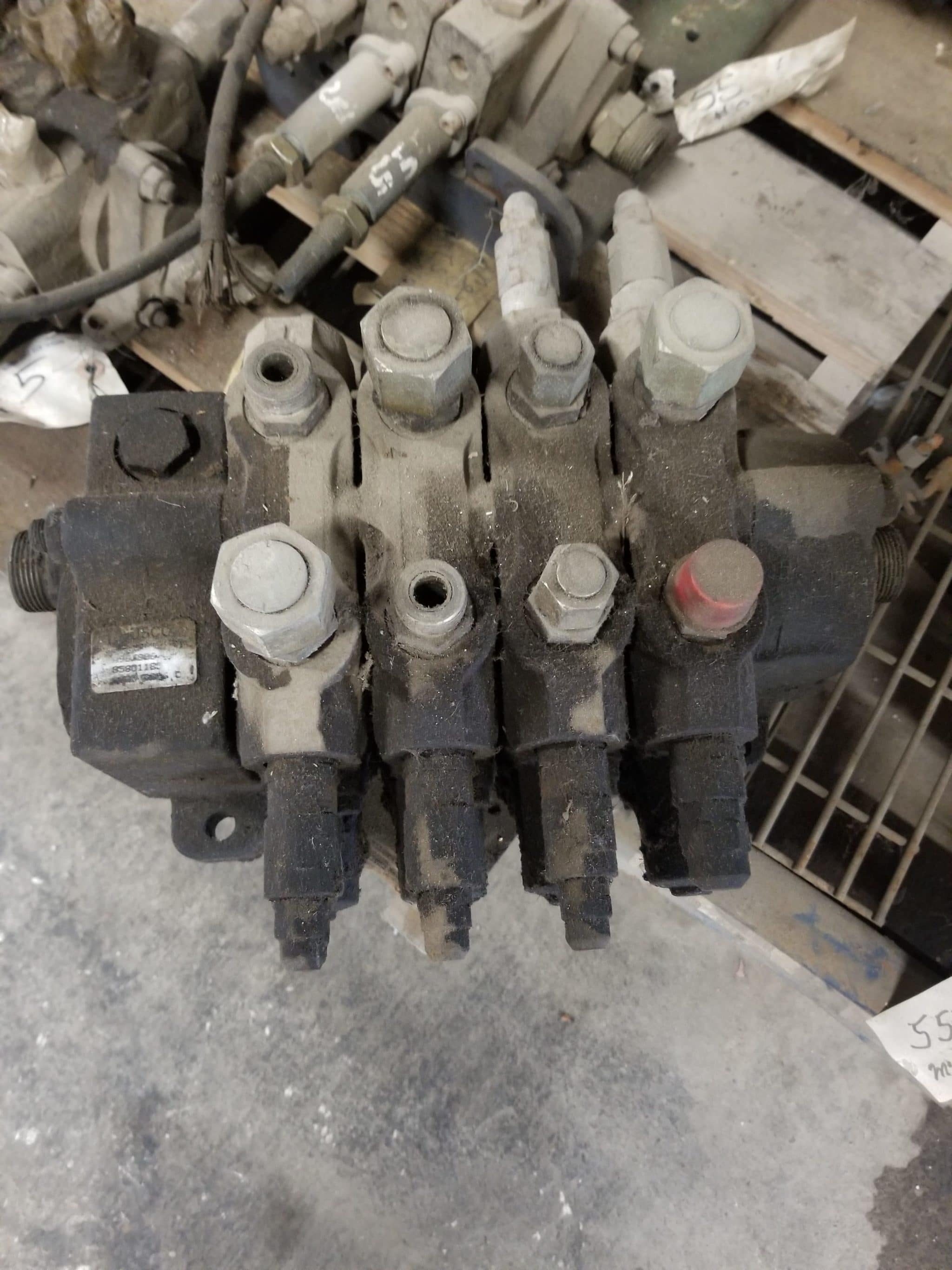 85806102 555E SERIES BACKHOE CONTROL VALVE, WILL NOT WORK ON LB75.B AND