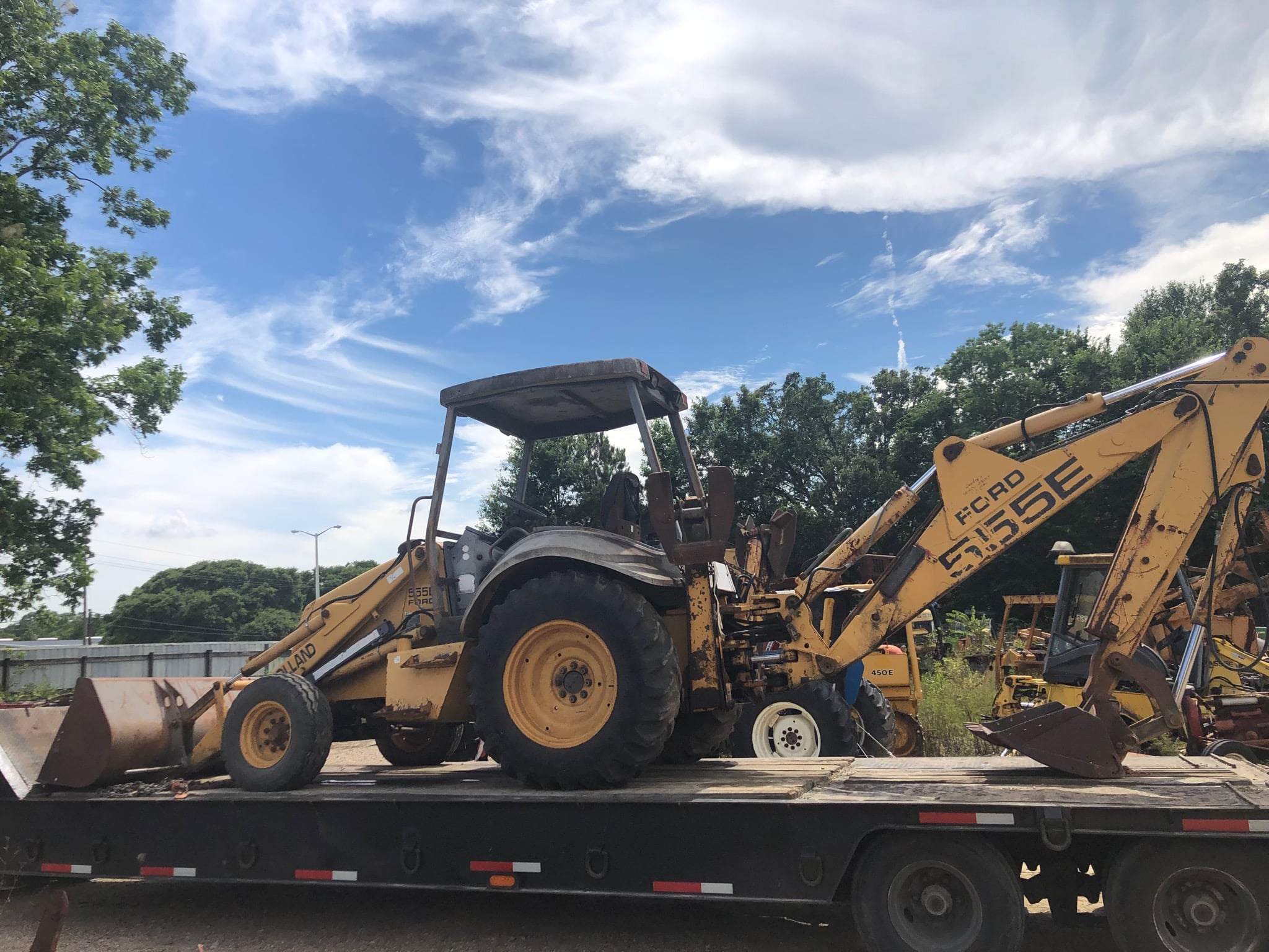 FORD NEW HOLLAND 555E BACKHOE IN FOR PARTS