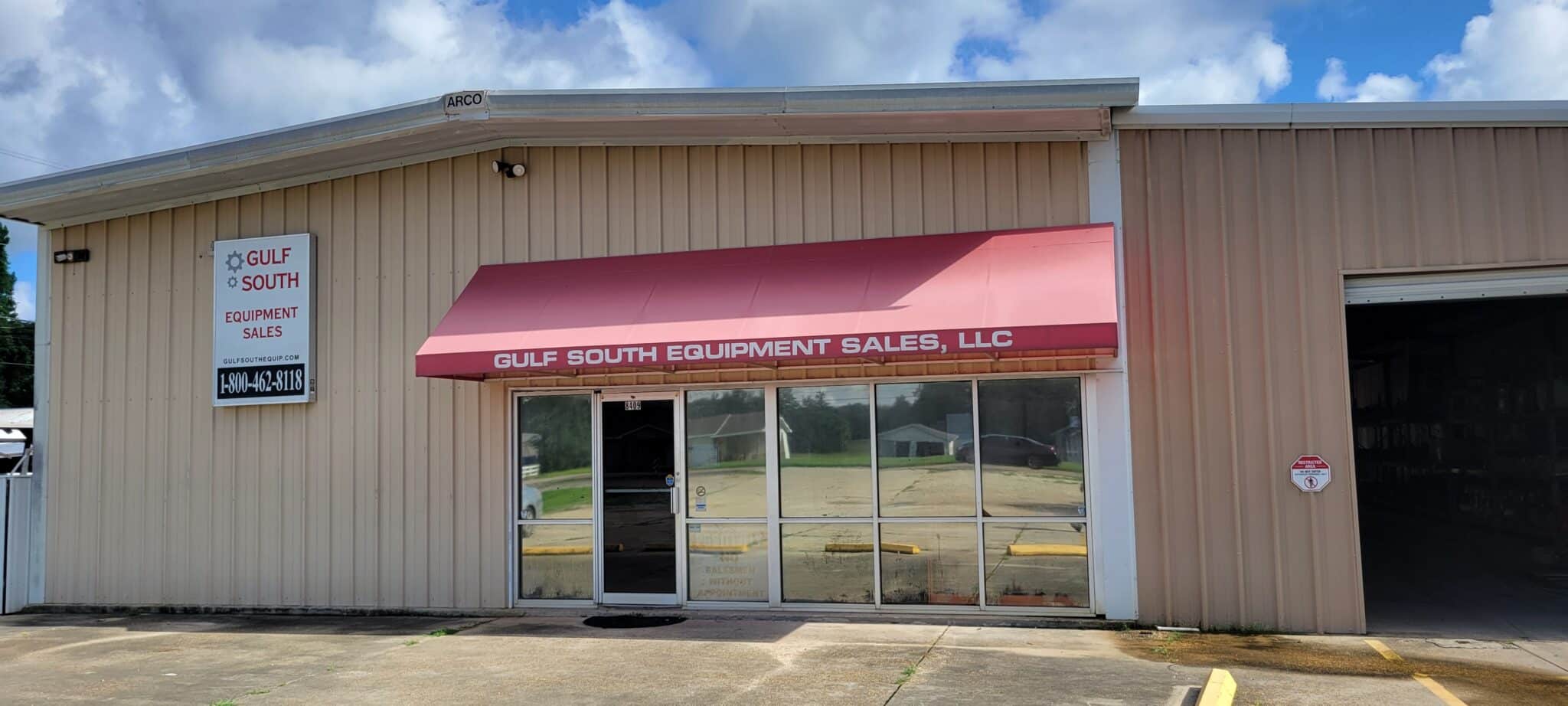 picture of the front of the office building gulf south equipment sales baton rouge louisiana from the parking lot 8409 Hooper road 70811